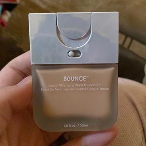 BeautyBlender Bounce Foundation shade 1.30W